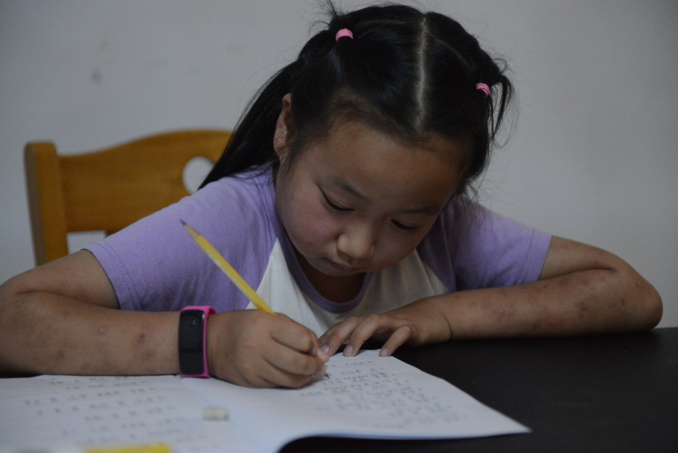 6岁女孩身患罕见病,7岁女儿患罕见病父亲不闻不问