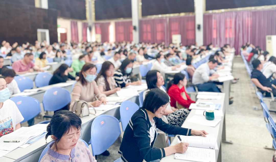 做一名幸福的老师——宜宾市南溪职业技术学校5·25心理健康讲座