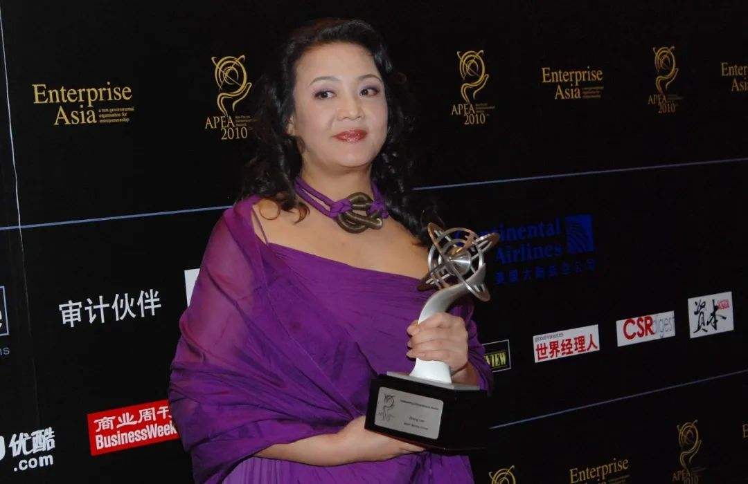 张兰上台演讲说一无所有,张兰经历过失败以后现在的身价