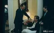 他打造了美国政治史最脏竞选,却被命运掐断了脖子