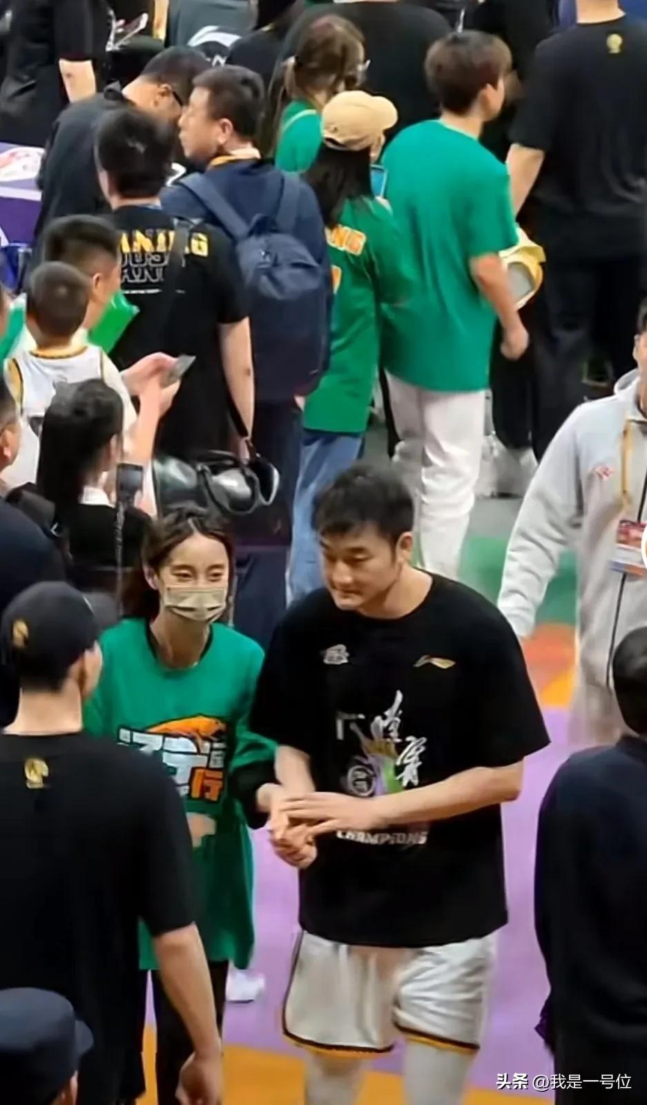 辽篮大赛郭艾伦,辽篮队员在郭艾伦面前秀恩爱