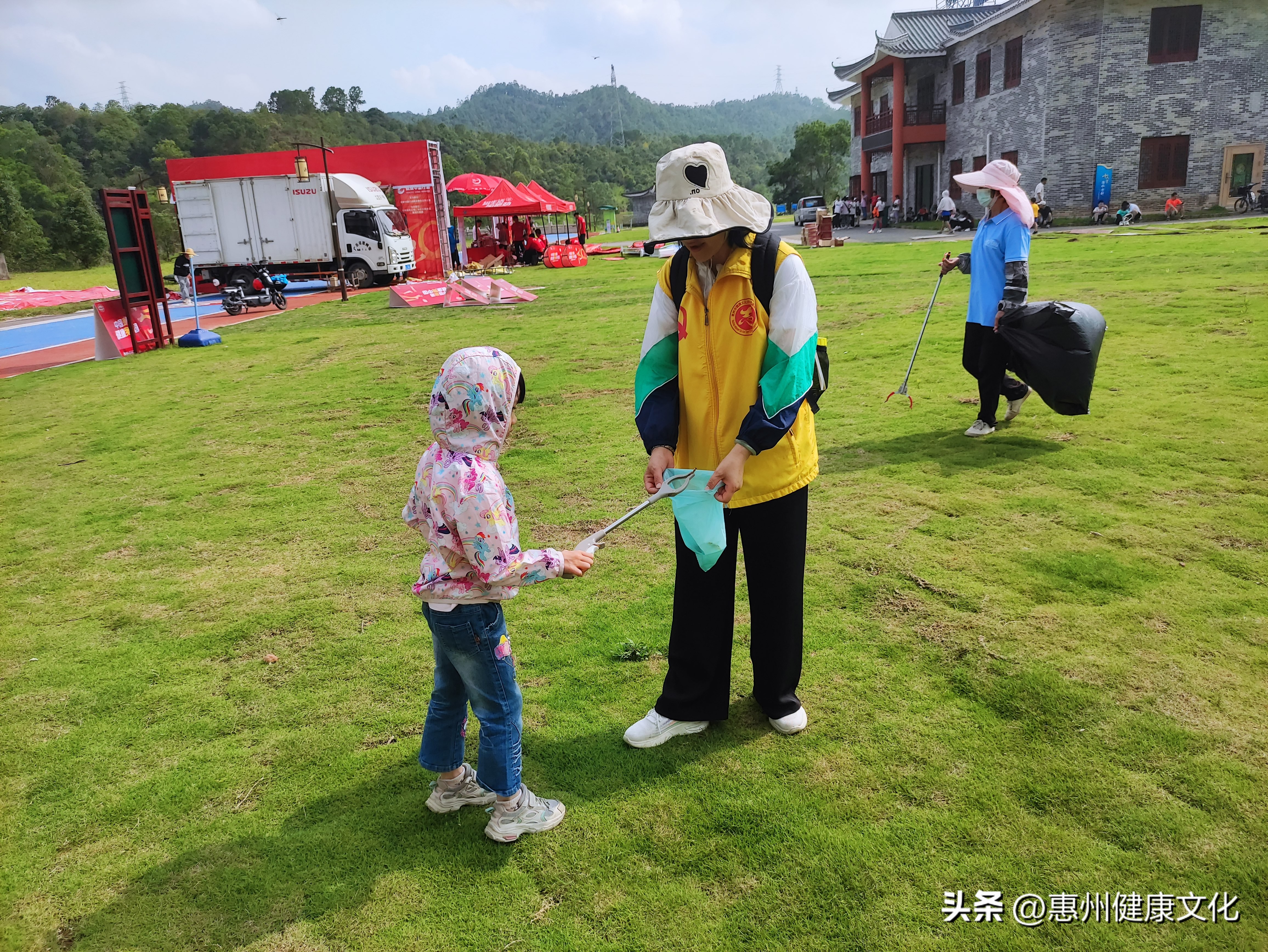 炎炎夏日抵挡不住志愿者的热情,酷暑六月为我们的志愿者点赞