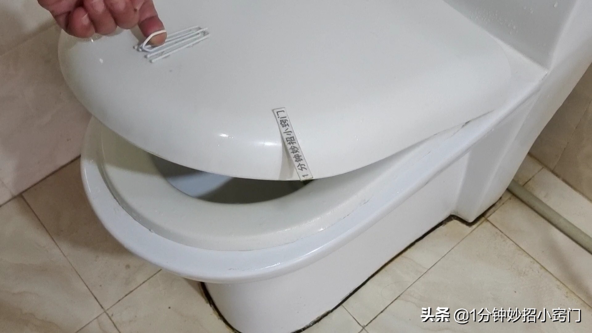 马桶放一个窗帘挂钩真是厉害,马桶上放一个窗帘挂钩