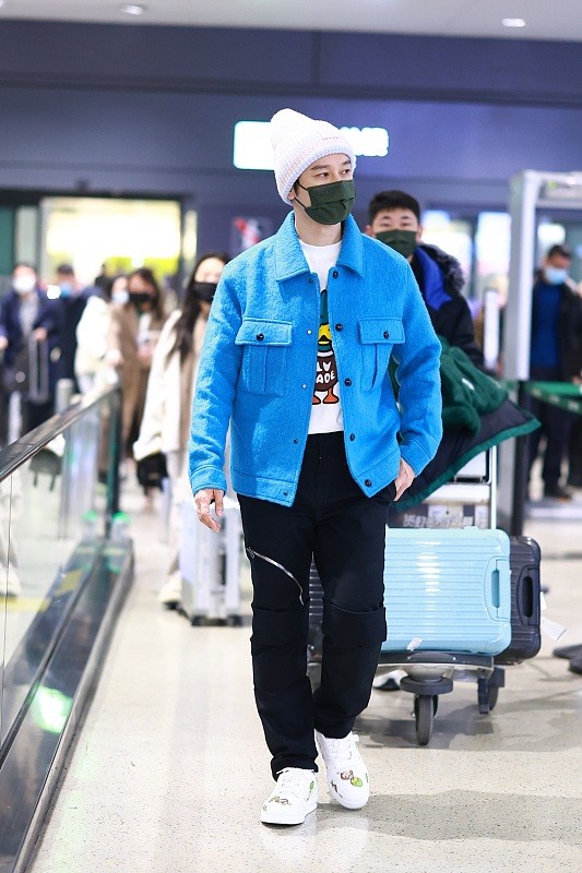 黄晓明戴渔夫帽搭白西装潮流减龄,黄晓明蓝色拼接外套