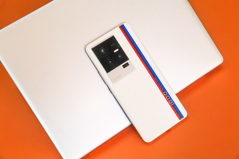 iqoo11骁龙8+2是超频版吗,iqoo11骁龙是不是满血版