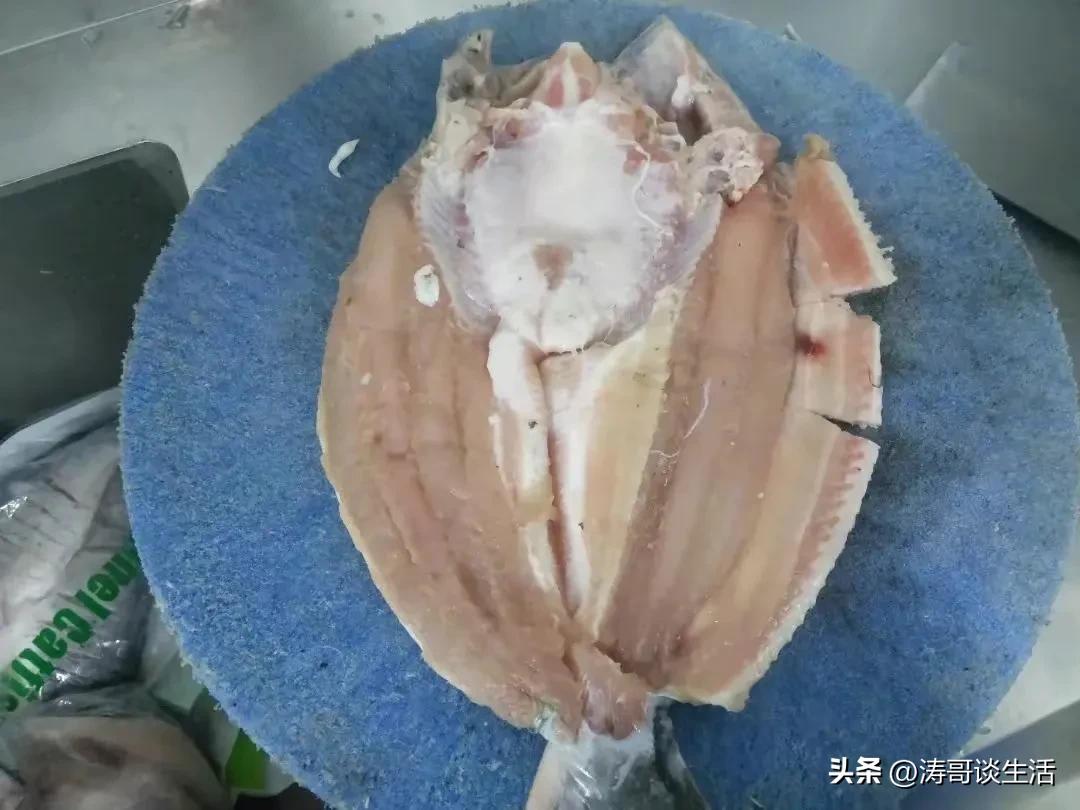 不怪*底卧**下手狠，不怪网友不求情，只怪半天妖烤鱼店妖孽太重！