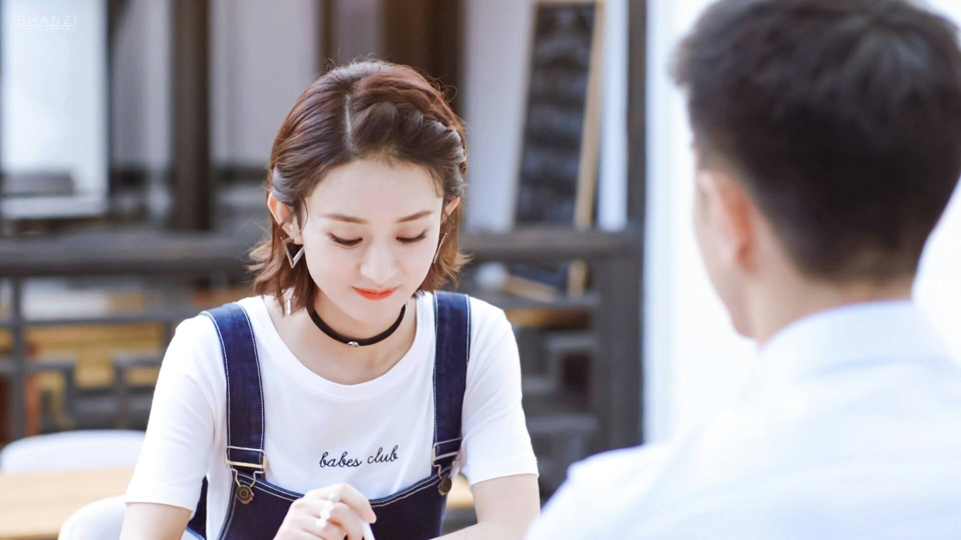 赵丽颖入股几家公司一年赚多少,赵丽颖拥有的公司都有哪些