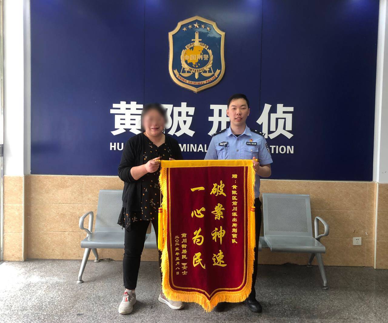 假装扫码买烟被抓,男子假买烟真抢烟警方火速破案