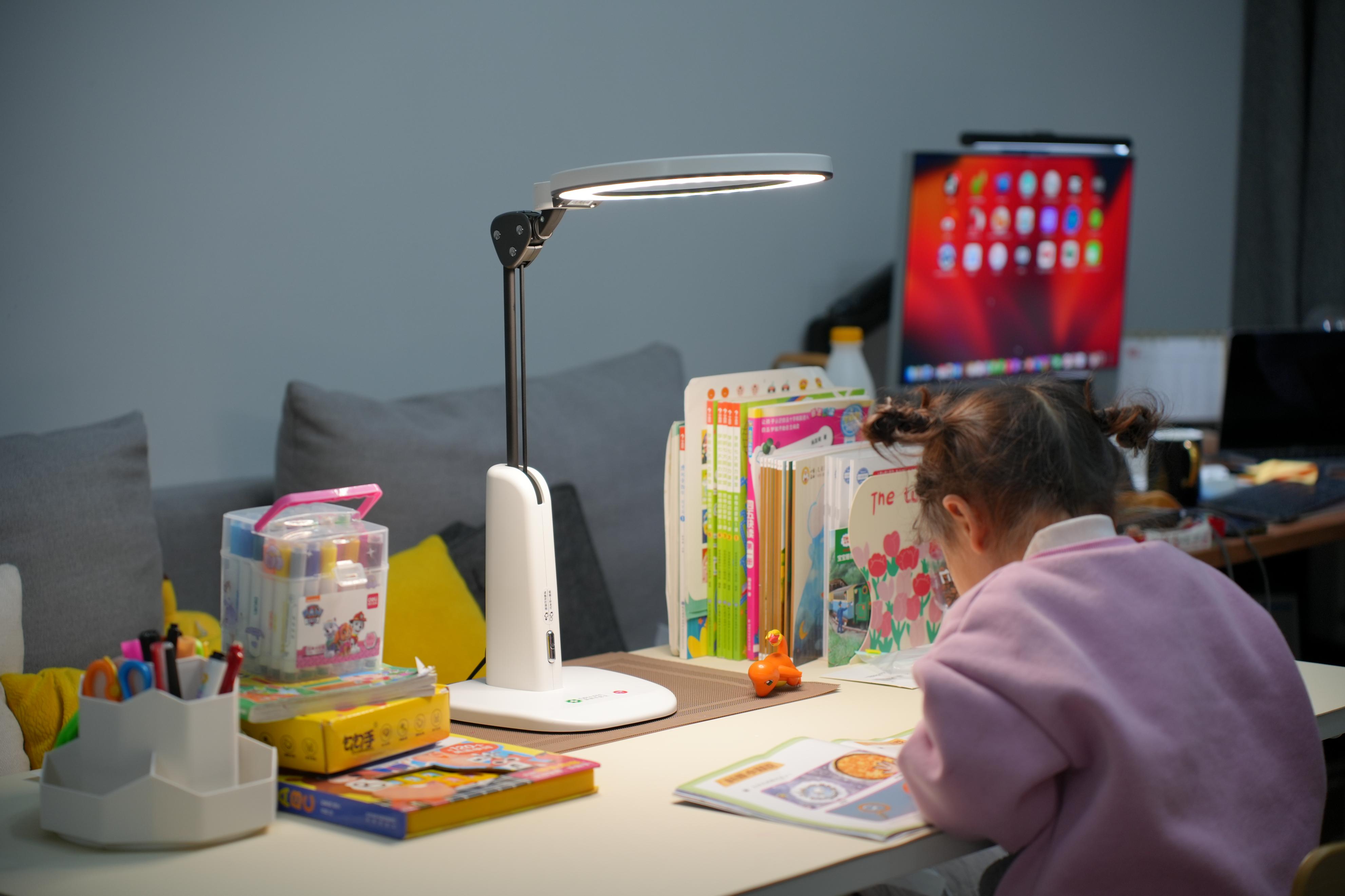 智商税还是护眼专家？爱德华医生天使之光2儿童学习润眼灯测评