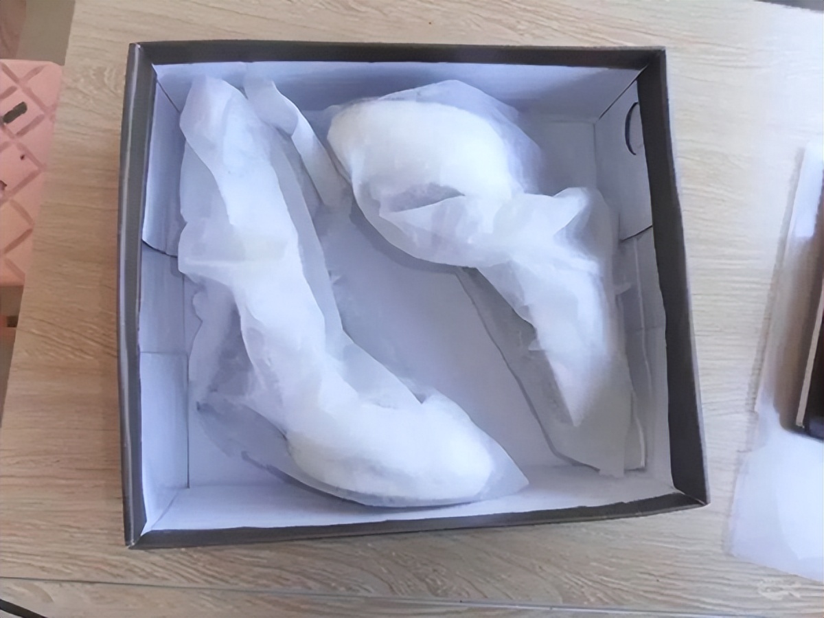 买鞋时，鞋子里“那团纸”不要扔！很多人不懂，难怪鞋子有臭味