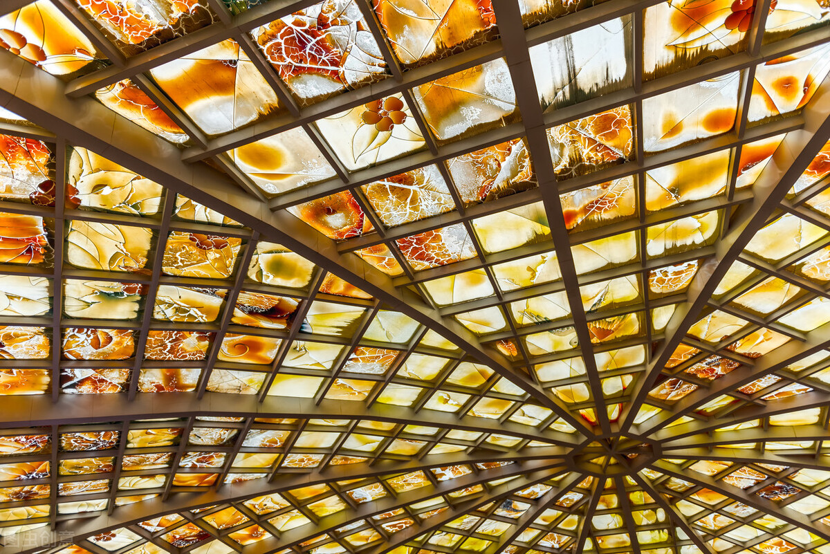 玻璃是什么时期发明的材料,玻璃的产生发展过程