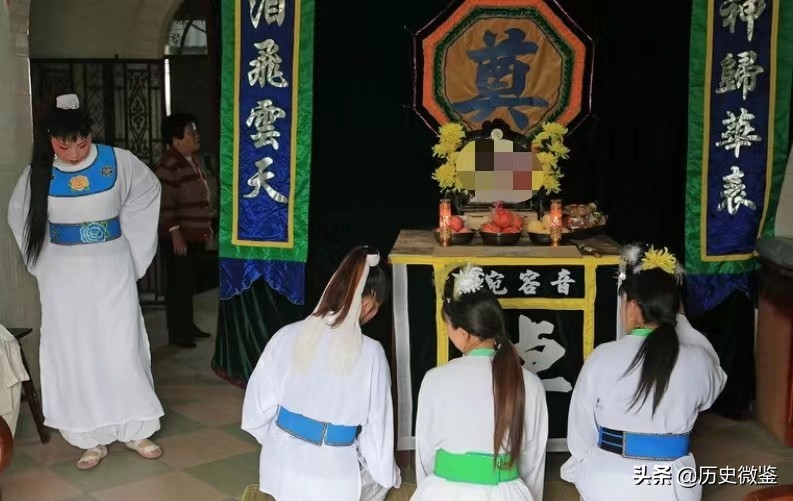 河南职业哭丧人一年磕头上万次,专业哭丧人月入达三万