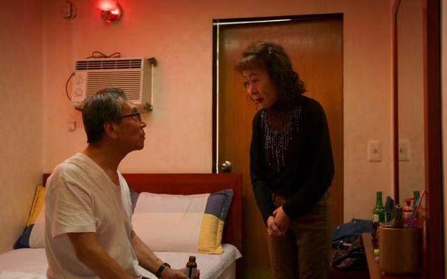 日本女子夜晚街头揽客,日本街头70岁的大妈