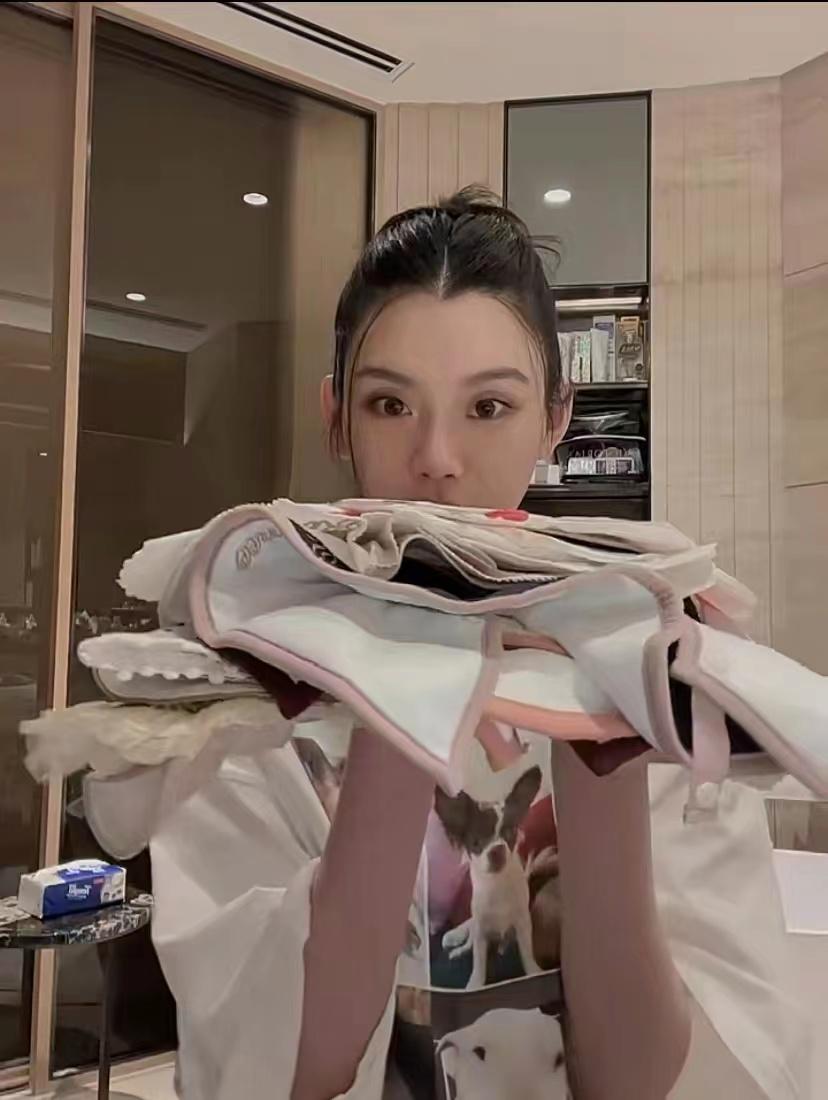 奚梦瑶晒高档丝绸睡衣,奚梦瑶晒买的4件睡衣