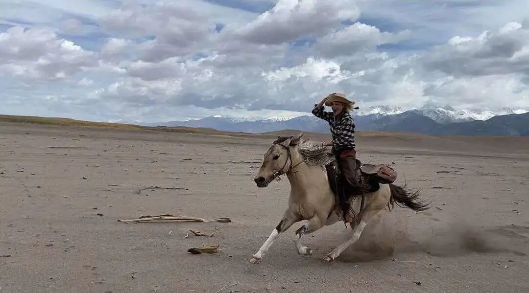很像外星人的一个女生,很像外星人的女孩