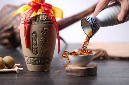 人到中年适合喝点养生酒,人到中年喝酒的好处