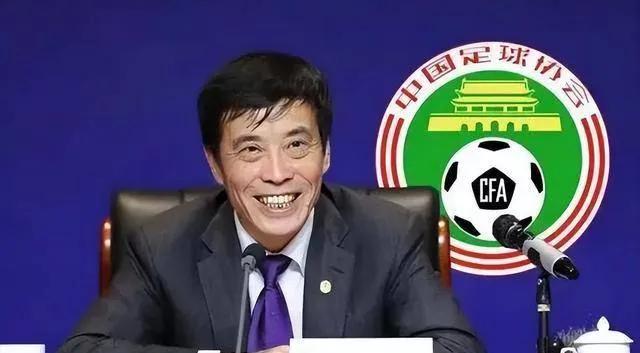 比起2035成为足球强国的目标，可能先把冠军奖杯做好更现实！