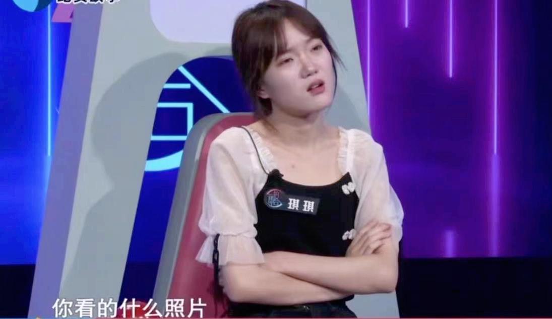 月薪5千背一万的包，女子深夜从酒吧出来，丈夫忍无可忍提离婚