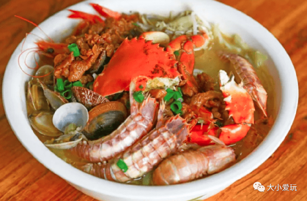 这座颜值逆天的“千岛之城”坐拥金沙白浪，还有机会偶遇荧光海哦