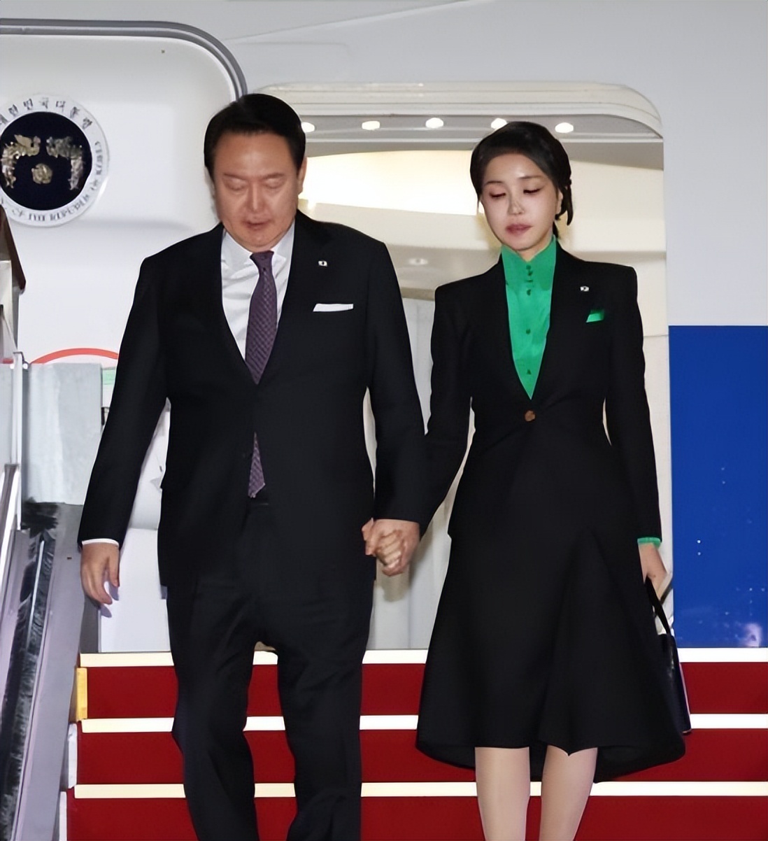 韩国第一夫人穿衣搭配惊艳,韩国第一夫人蓝色大衣穿搭