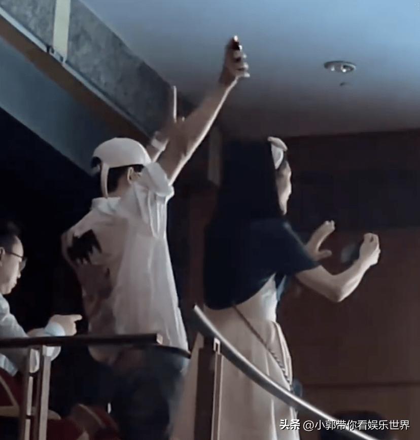 张杰抱双胞胎女儿给谢娜庆生,张杰谢娜双胞胎女儿一起参加综艺