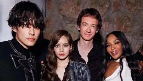 lisa和智秀秒变脸,lisa炫技