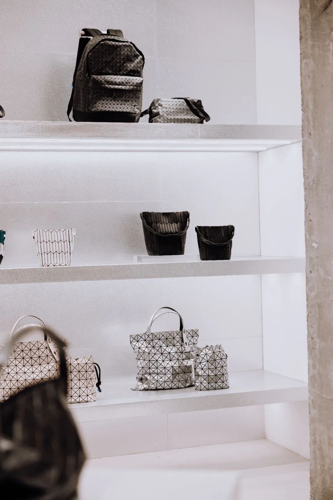 广州第①家「三宅一生」揭幕，这些超火单品拉满秋冬氛围感