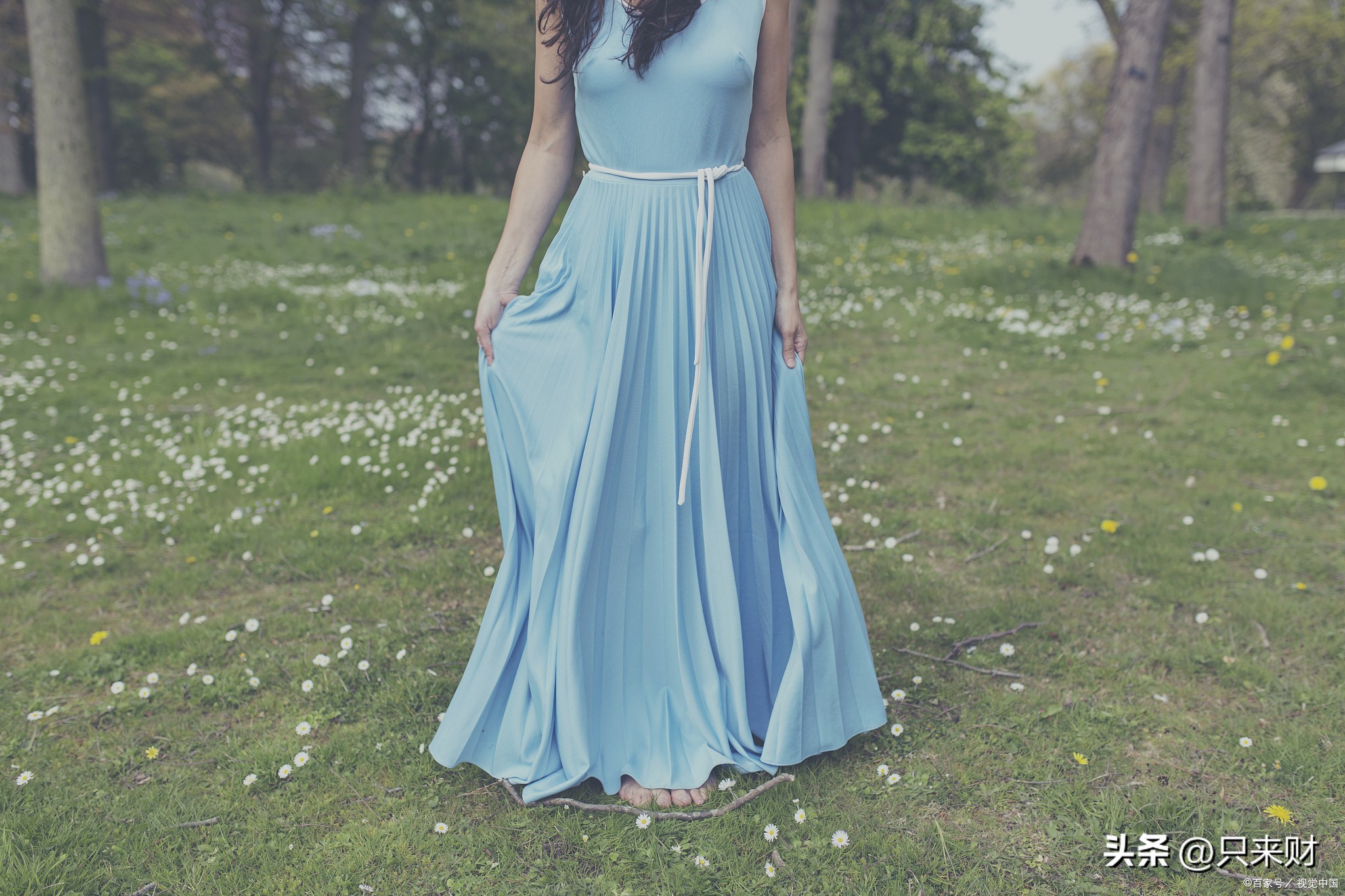 18世纪英国贵族女性穿的裙子,英国女士为什么要穿蓬蓬裙