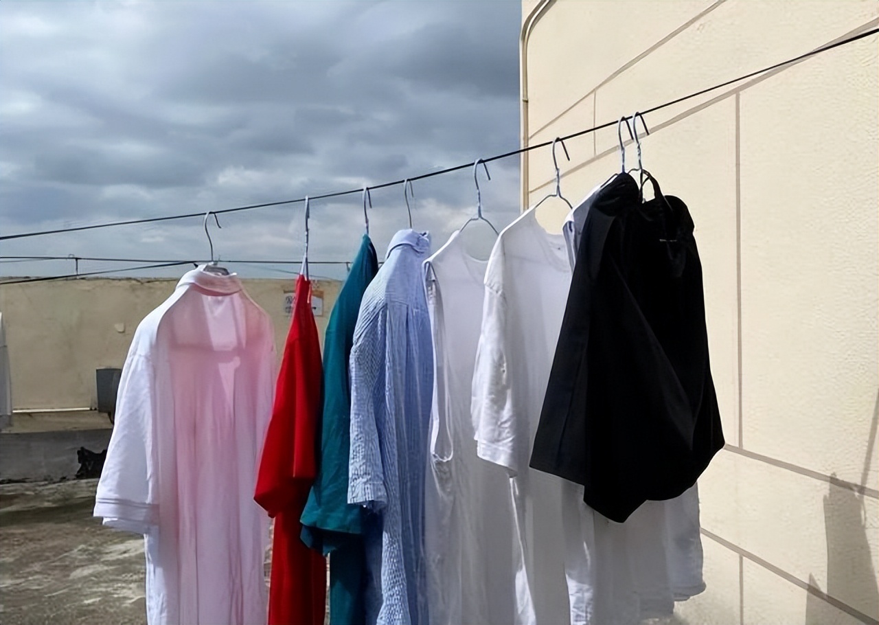 新买的衣服要不要洗了再穿？如何正确清洗新衣服？很多人都做错.