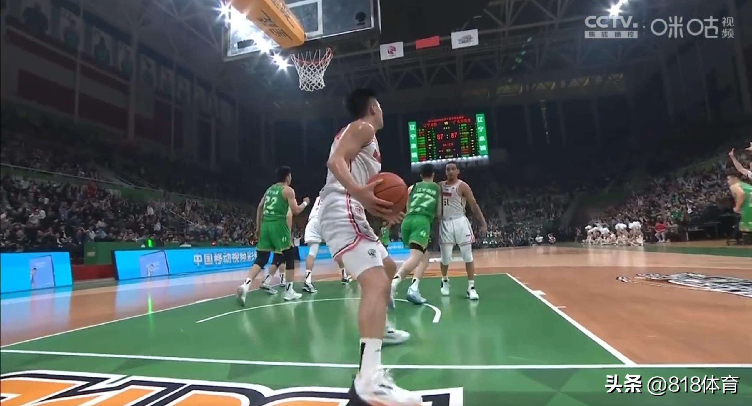 张镇麟撞到沃特斯,张镇麟撞裁判