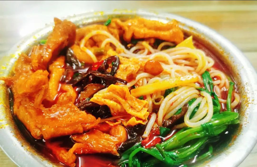 被一碗螺蛳粉耽误的夜宵宝藏,被螺蛳粉耽误的烧洋芋选手