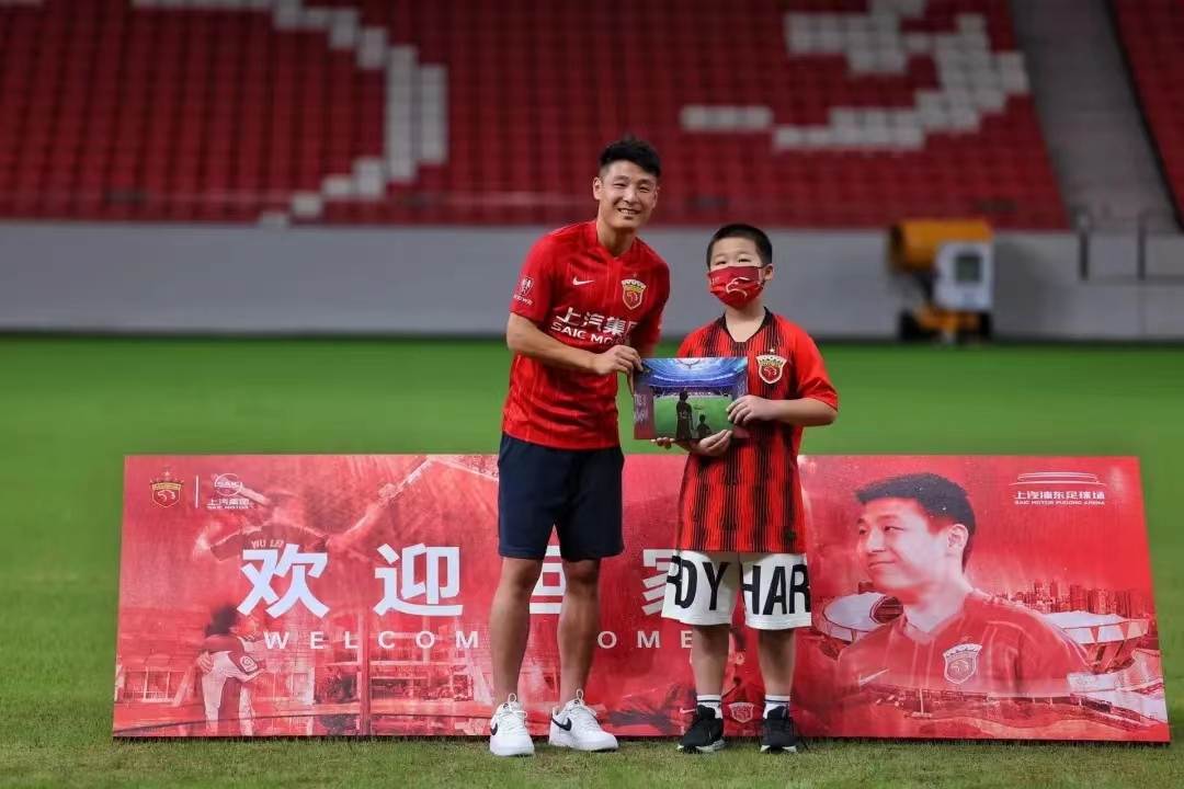 武磊海港客场球衣,武磊接过西班牙球衣