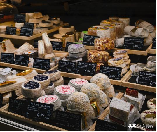 畅游浪漫之都巴黎，为你最亲密的爱人，必须准备的七件最浪漫礼物