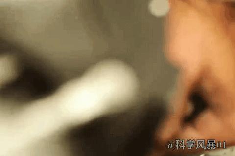 飞机俯冲投弹炸军舰练习,火箭弹击中的螺旋桨