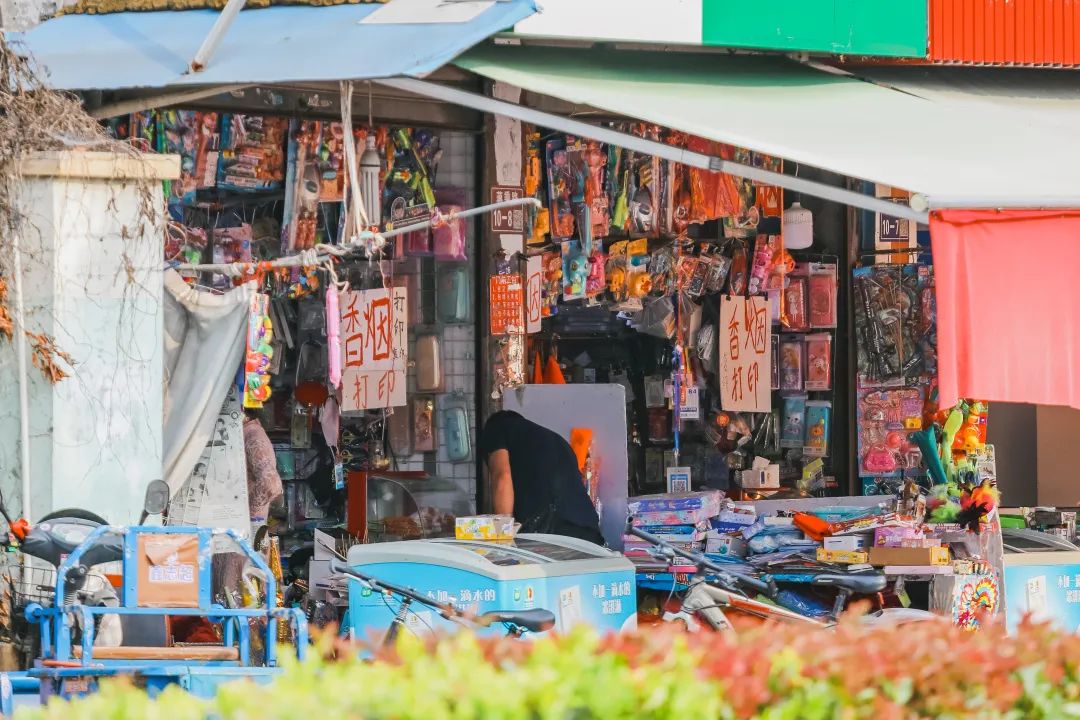 校门口的小店从来没有让人失望,校门口小店生意火爆