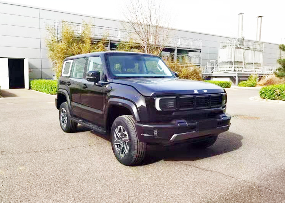 bj40大改款谍照,北京bj40换越野胎装行李架效果图