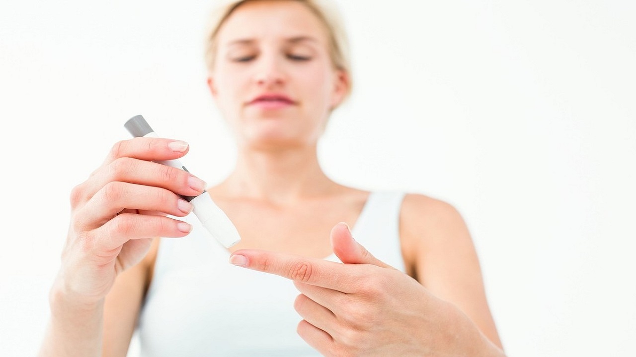 晚上睡觉嘴巴发干发渴是什么原因,晚上睡觉嘴巴缺水是什么病