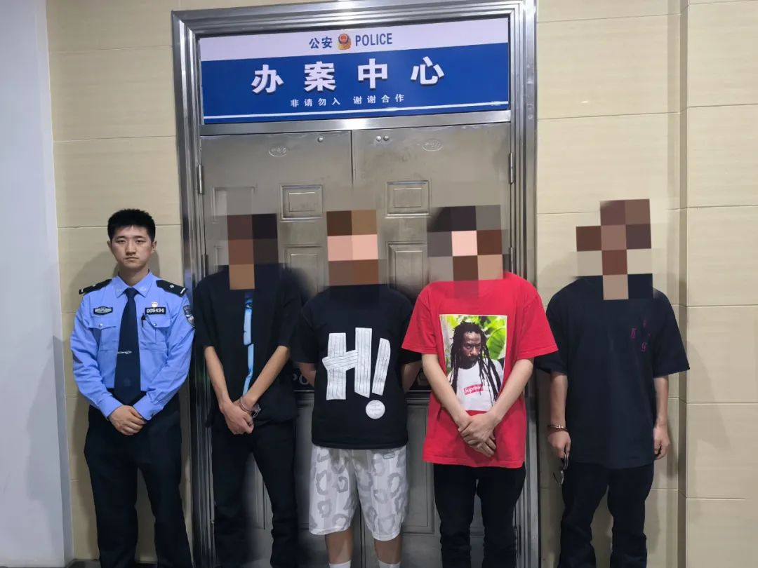 贴“涉黄”小卡片兼职？下陆公安抓获4名乱贴涉黄小广告的男子