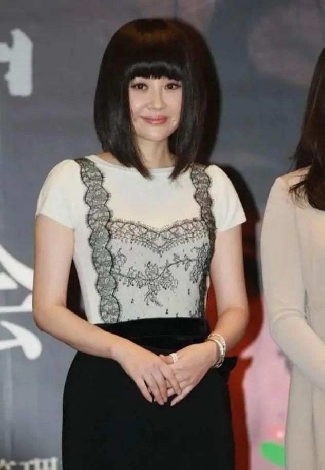 50岁女人需要避开的5款“发型”，不是扮嫩就是显老，太影响气质