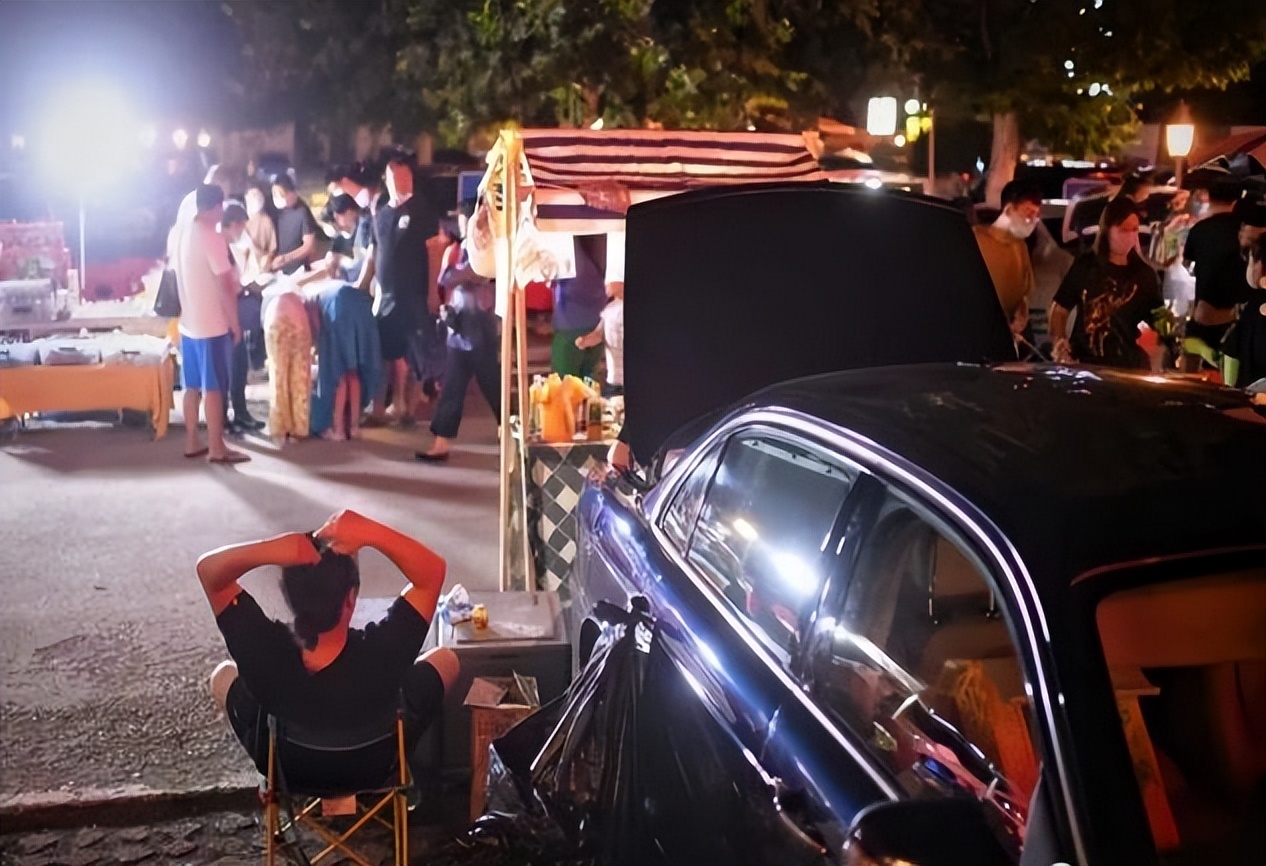 后备箱摆地摊卖1块钱零食,后备箱摆摊卖饭