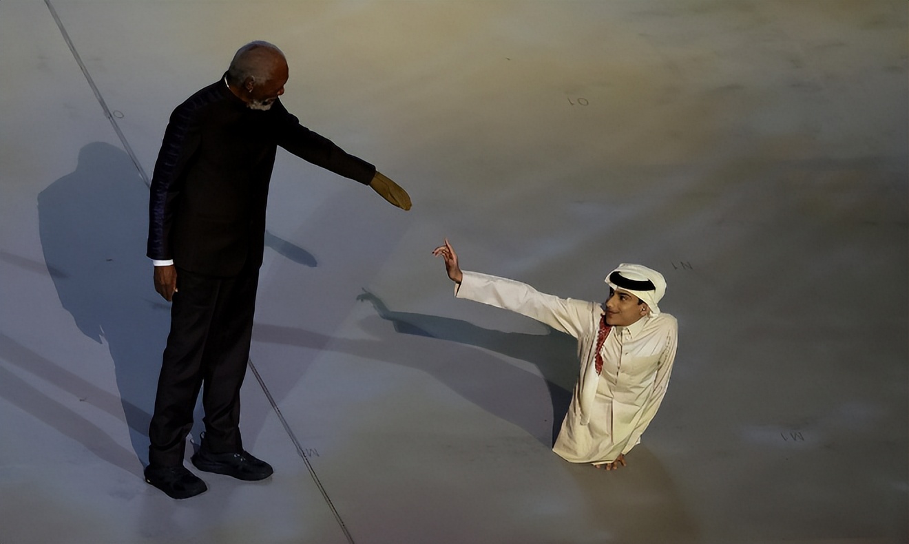 世界杯开幕式表演者戴的红色墨镜,足球世界杯开幕式田柾国