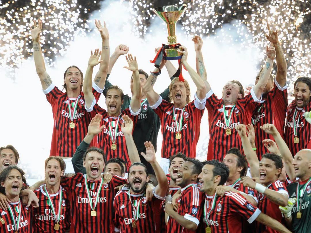 不是夺冠后才紧急派送，正品冠军奖杯已现身曼城和萨索洛主场