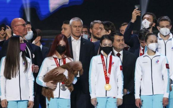 俄罗斯三娃同台获赠爱心项链,俄罗斯三娃k宝莎莎千金