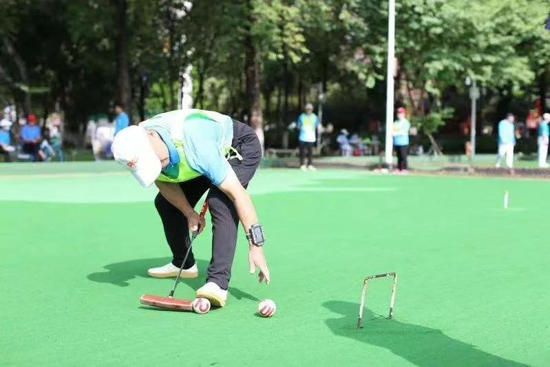 体育中心老年人广场舞,老年广场健身运动