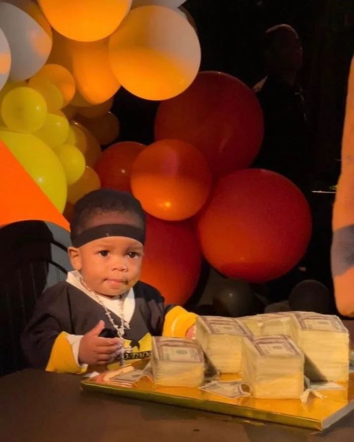 蕾哈娜亮相宣布已怀上二胎,蕾哈娜挺大孕肚海边嬉闹