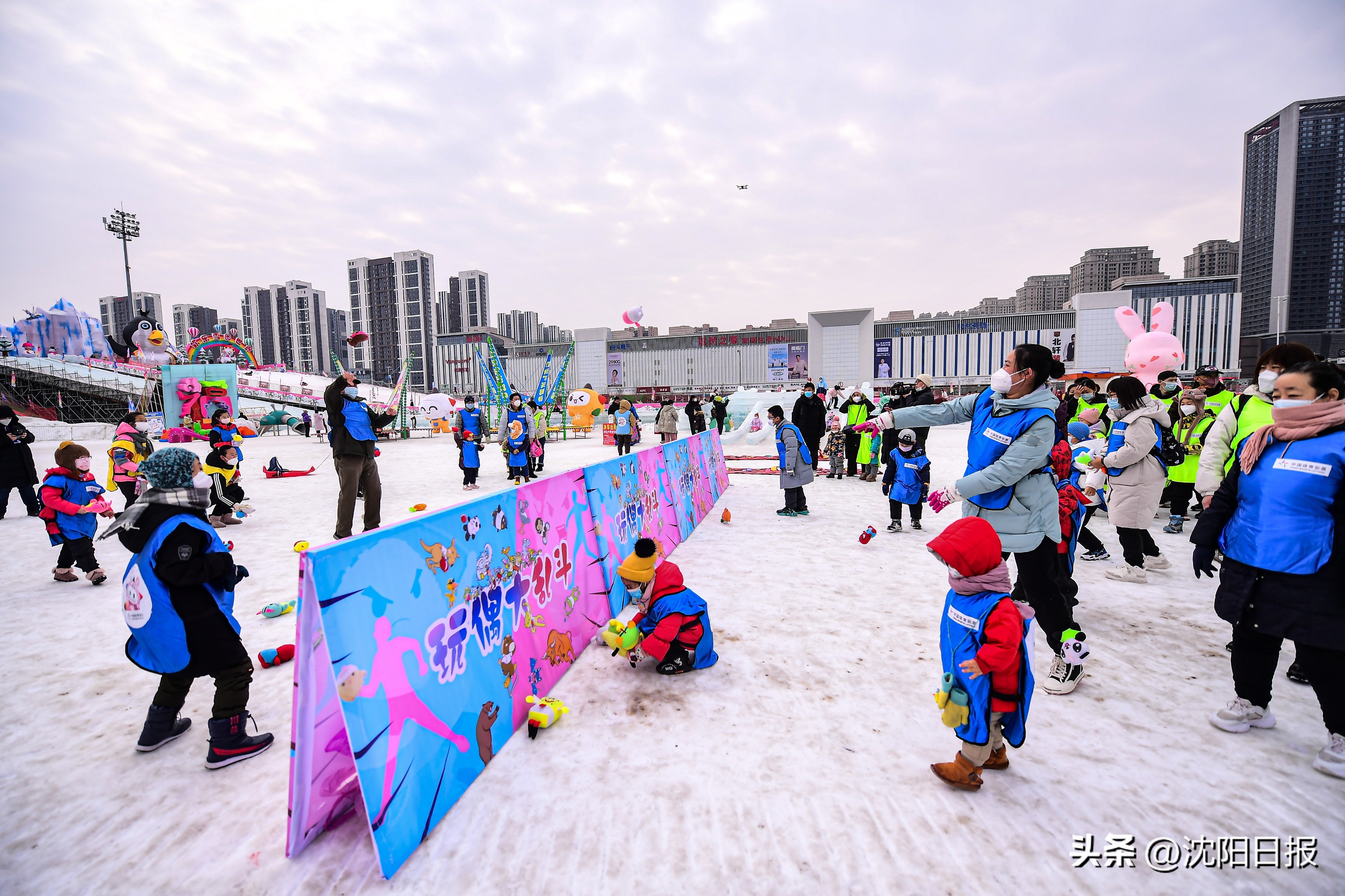 孩子们雪中撒欢,小孩子们在雪地里疯狂撒欢