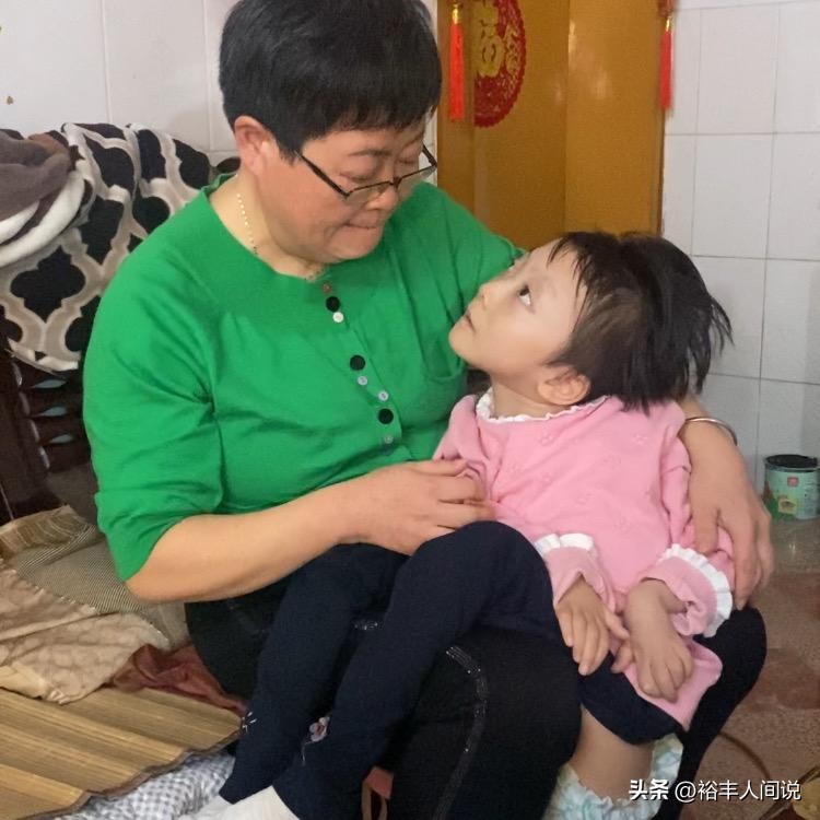一路走好！16岁网红欢欢不幸去世，51岁妈妈照顾16年爸爸选择抛弃