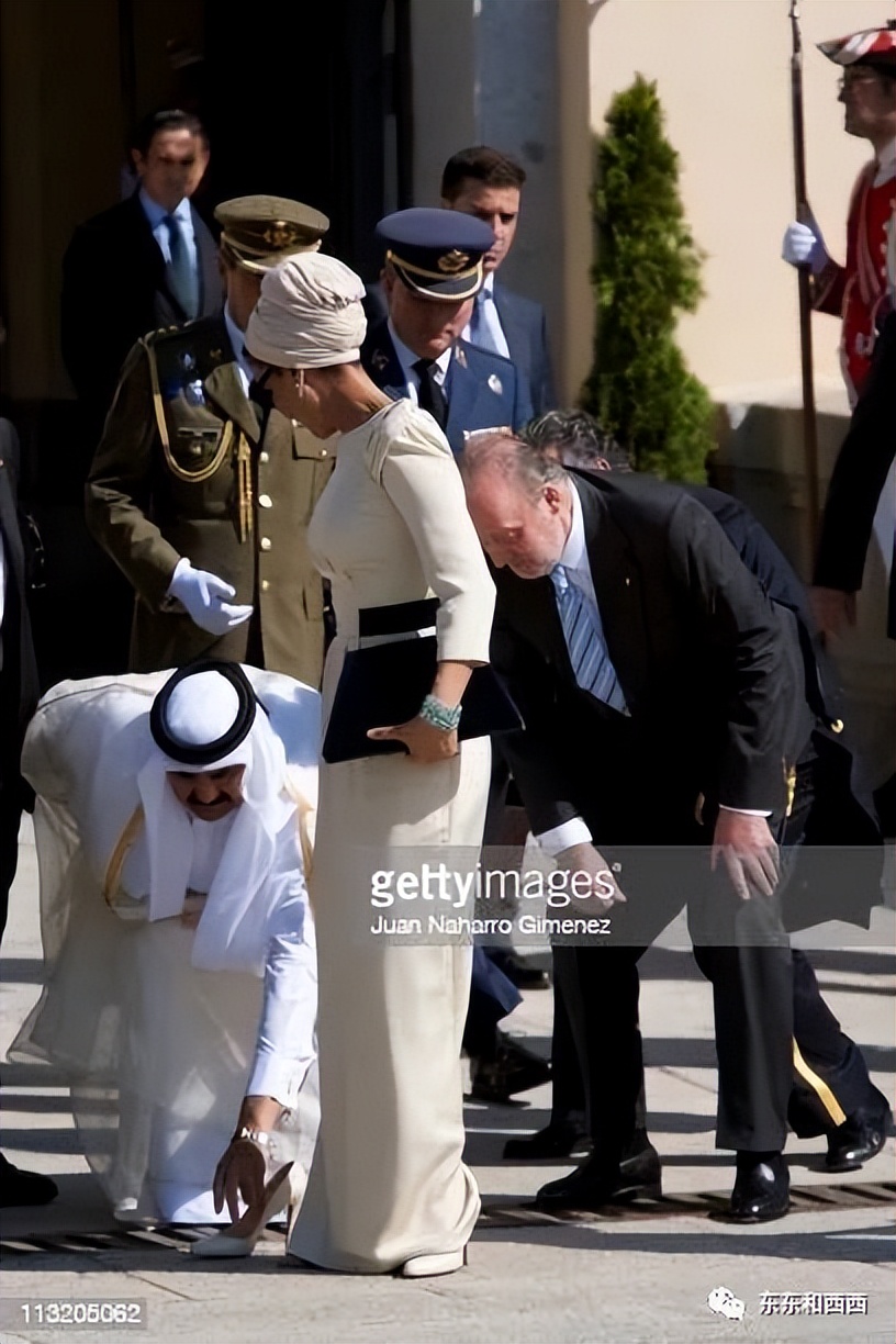 扶自己儿子当元首，独霸老公真爱，卡塔尔太后的手腕小说也不敢写