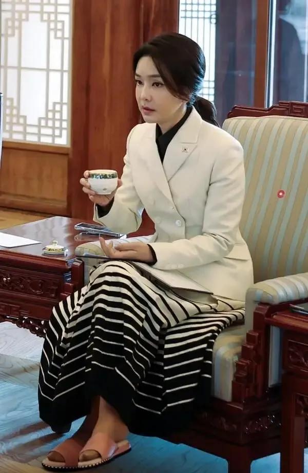 韩国最美“第一夫人”，穿搭“穿松不穿紧”，不露身材却显优雅