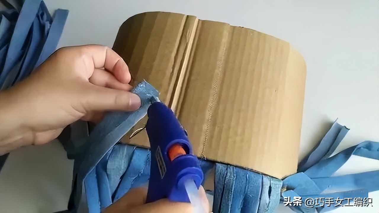 牛仔裤收纳神器改造,旧牛仔裤布条再利用的妙招